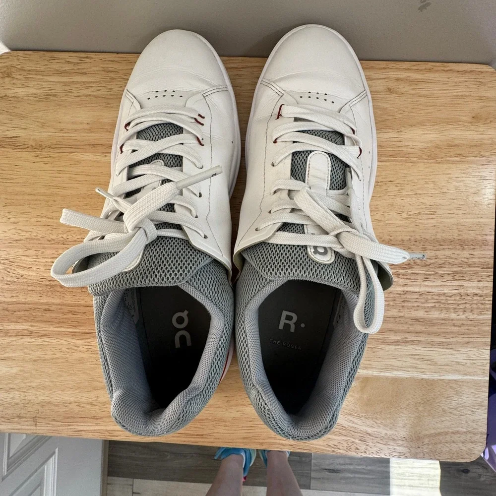 On Running The Roger Advantage Mens 10.5 White Grey Red Vegan Leather Sneakers